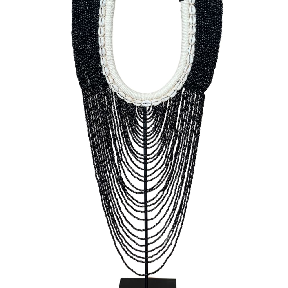 Waroro necklace beads and shell black
