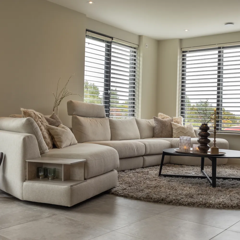 Binnenkijken in een sfeervolle woonkamer met hoekbank Almada