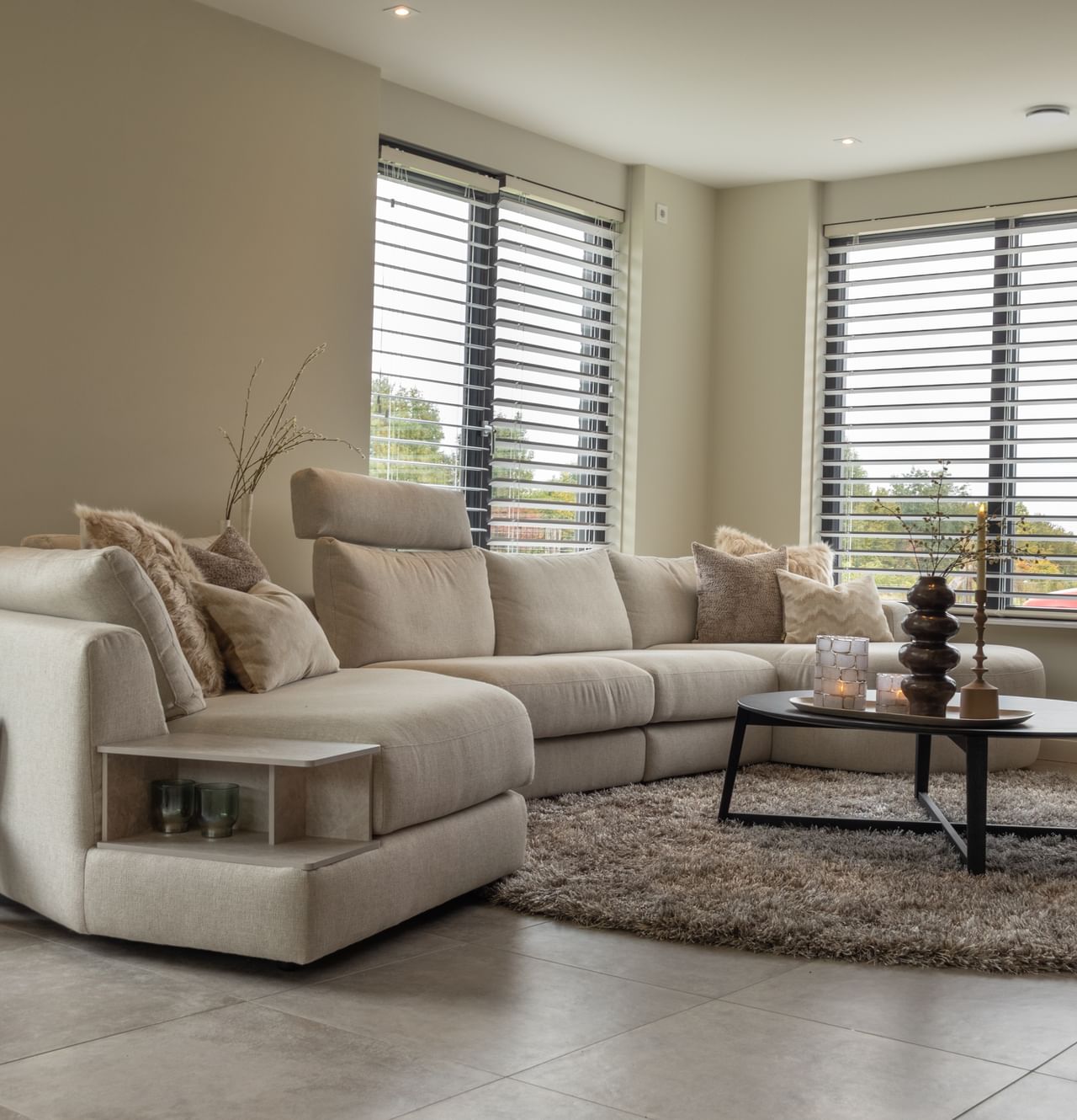 Binnenkijken in een sfeervolle woonkamer met hoekbank Almada