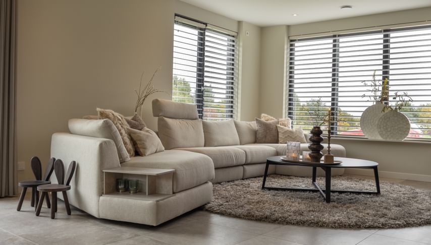 Binnenkijken in een sfeervolle woonkamer met hoekbank Almada