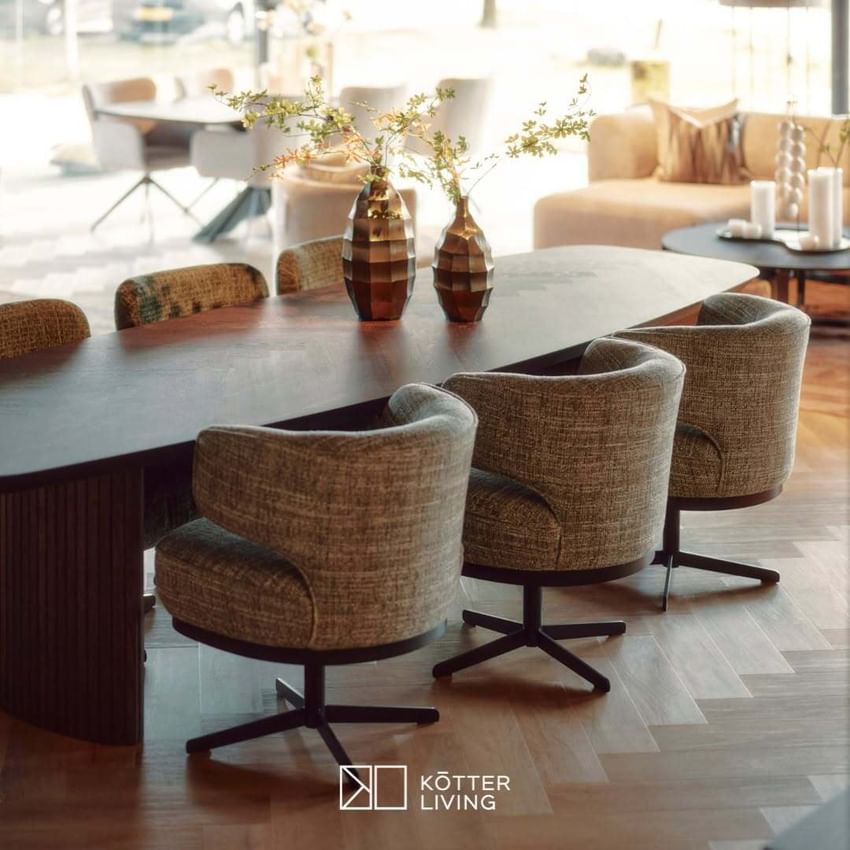 Producten: Monk eettafel met visgraat blad en poot Lattuh ovaal, Nero - Draaivoet mat zwart, Lava - Draaivoet mat zwart, Saki (hoek)bank - Passe Partout