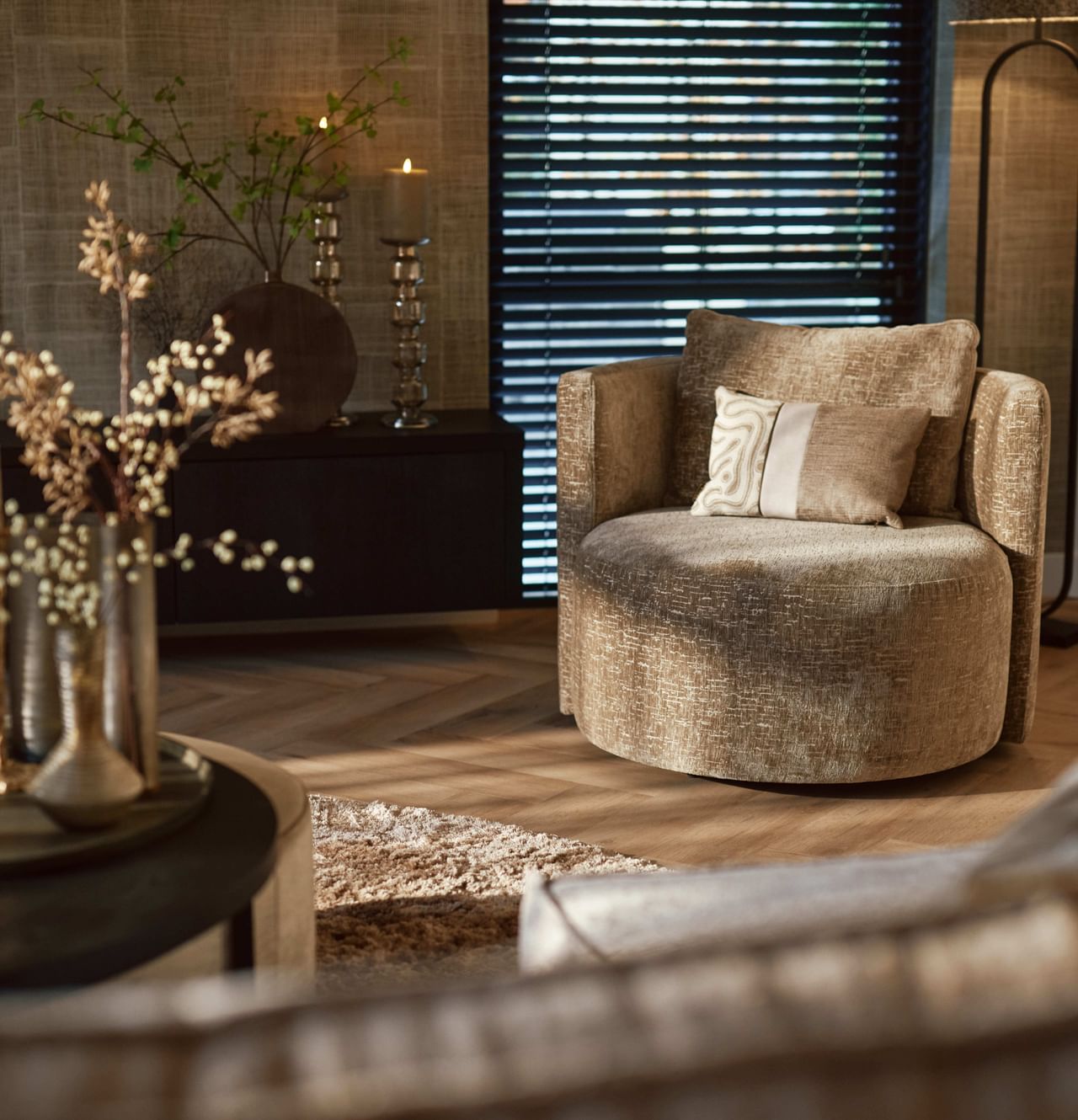 Binnenkijken in een stijlvolle woonkamer en eetkamer