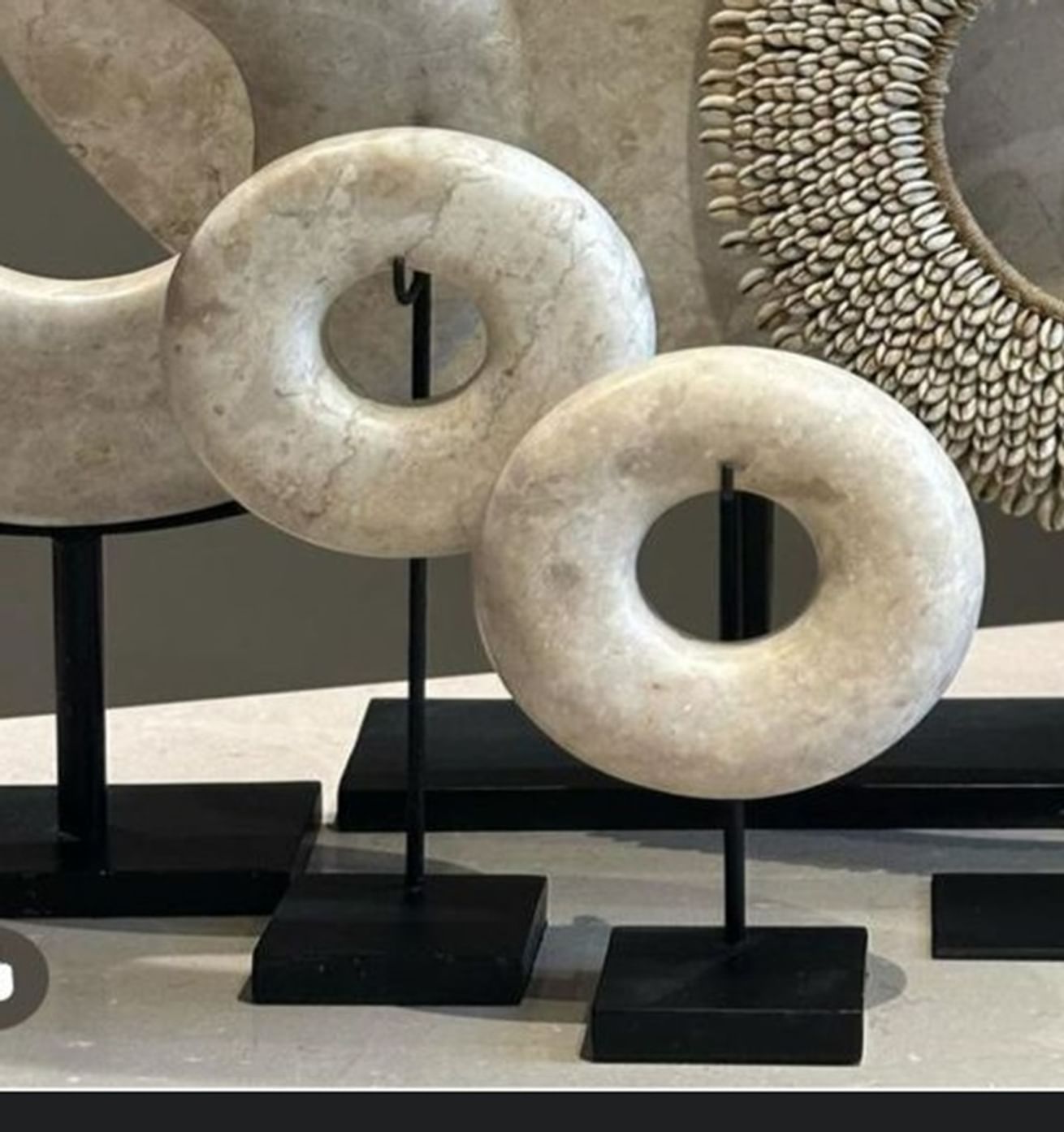 Hanua marble ring on stand extra kecil (15 cm) high