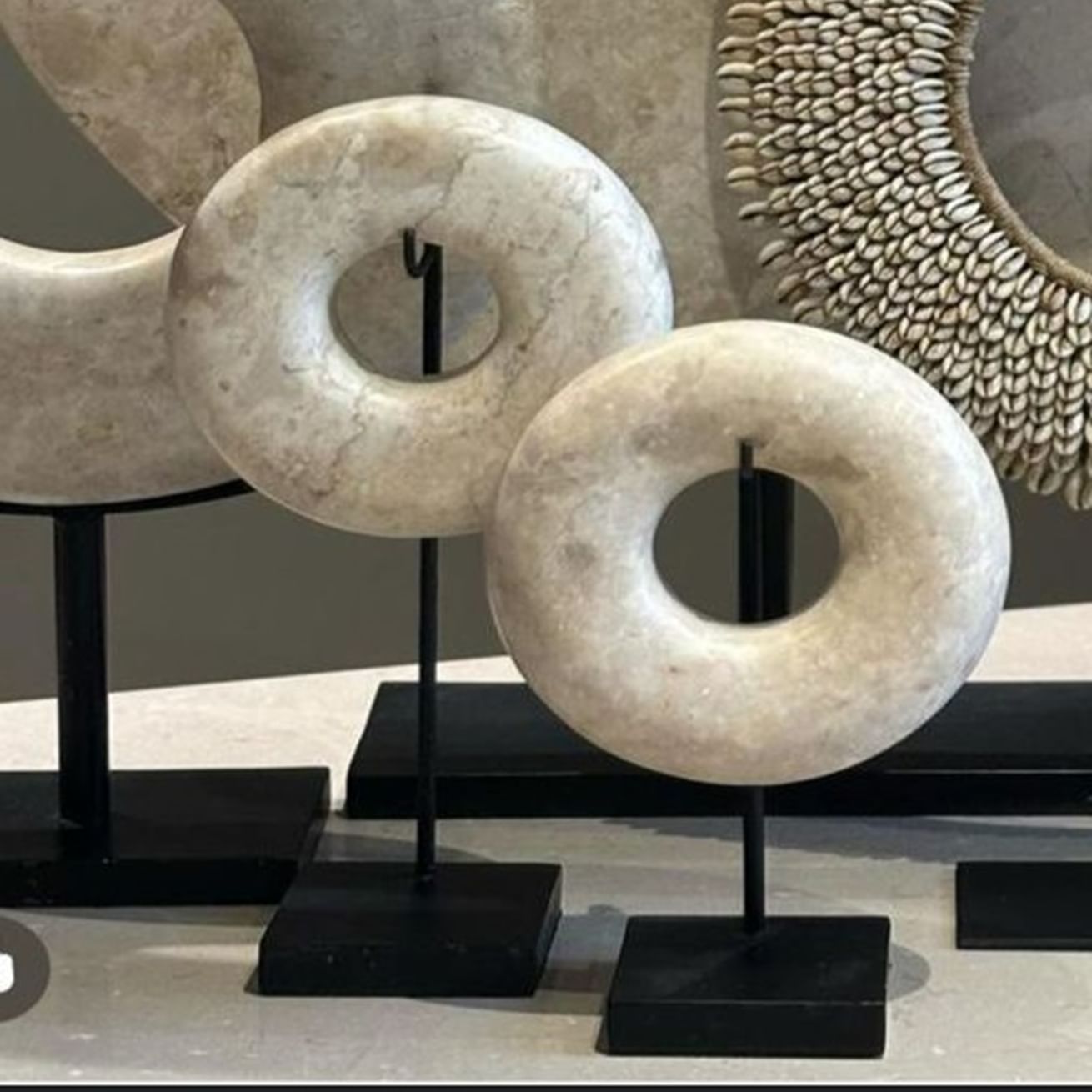 Hanua marble ring on stand extra kecil (15 cm) high