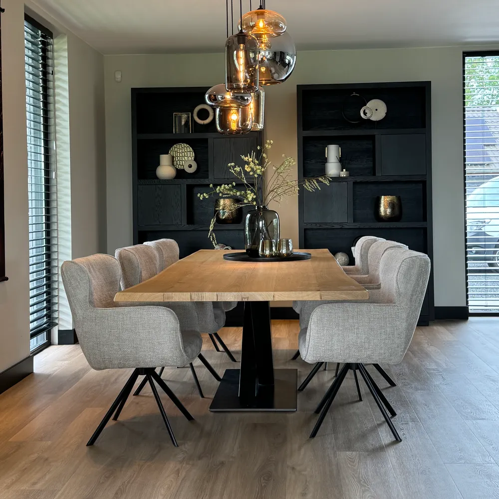 Schau dir ein Interieur an, das Hotel Chic mit neutralen Farben kombiniert