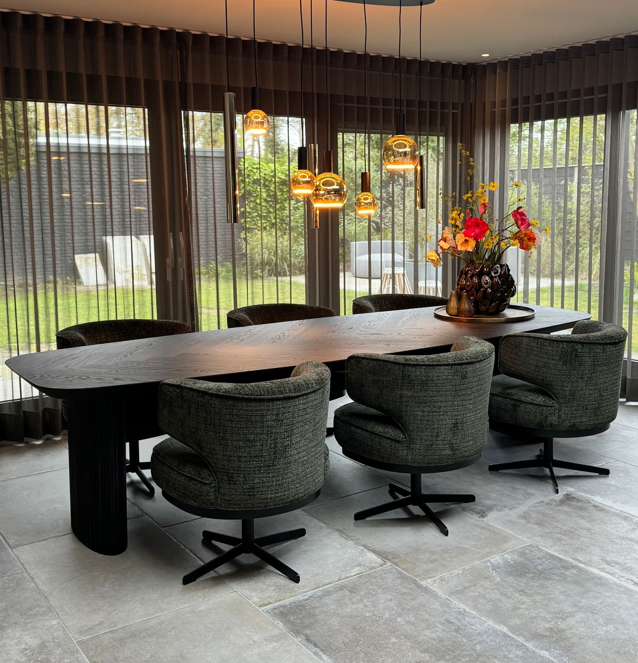 Open, warm en vrolijk: binnenkijken in de eetkamer