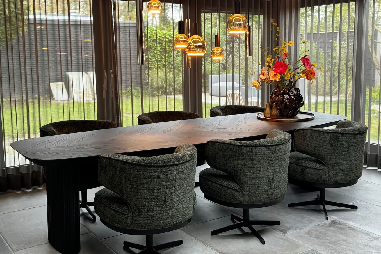 Monk eettafel met visgraat blad en poot Lattuh ovaal