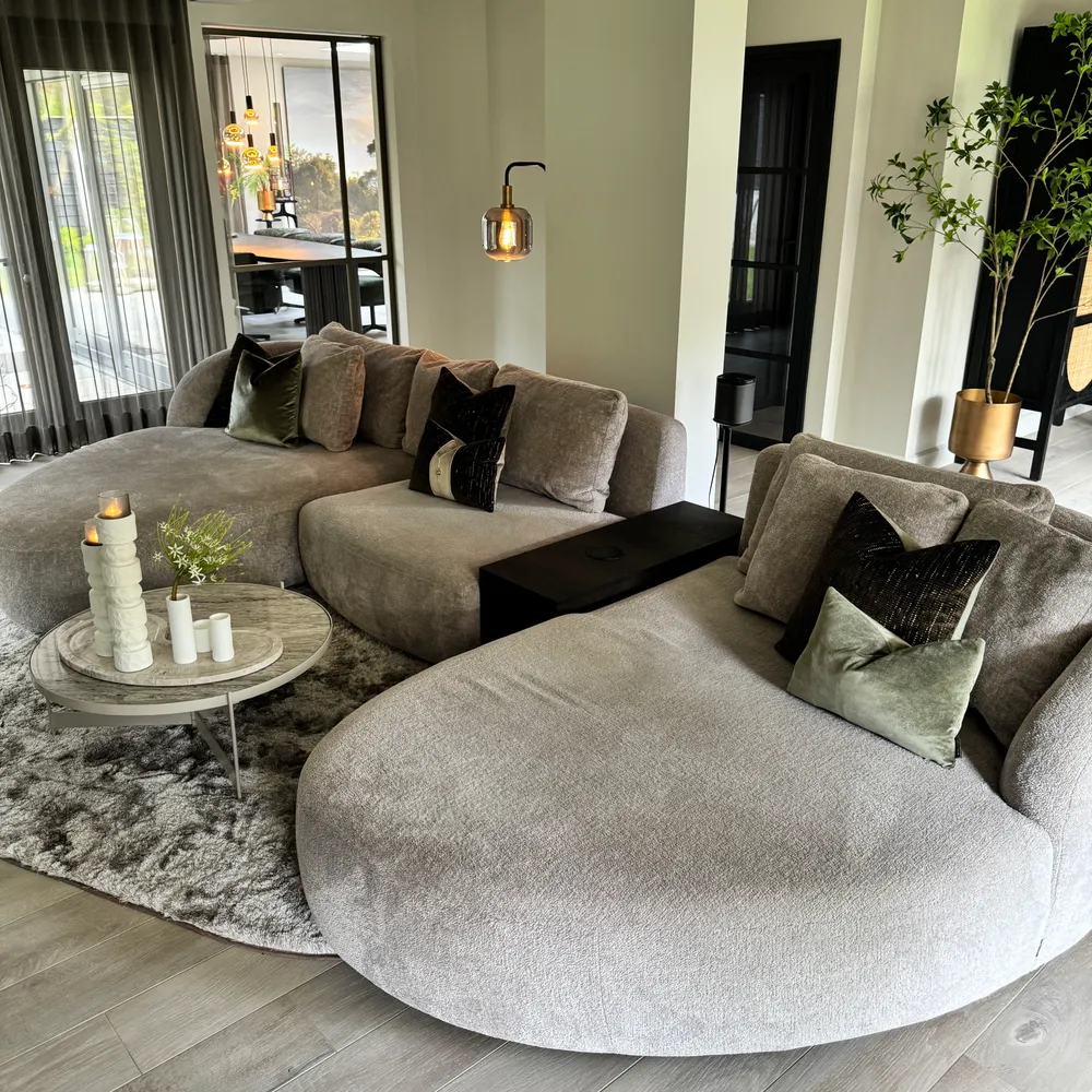 Neem een kijkje in de woonkamer en ontdek de bestseller Medusa!