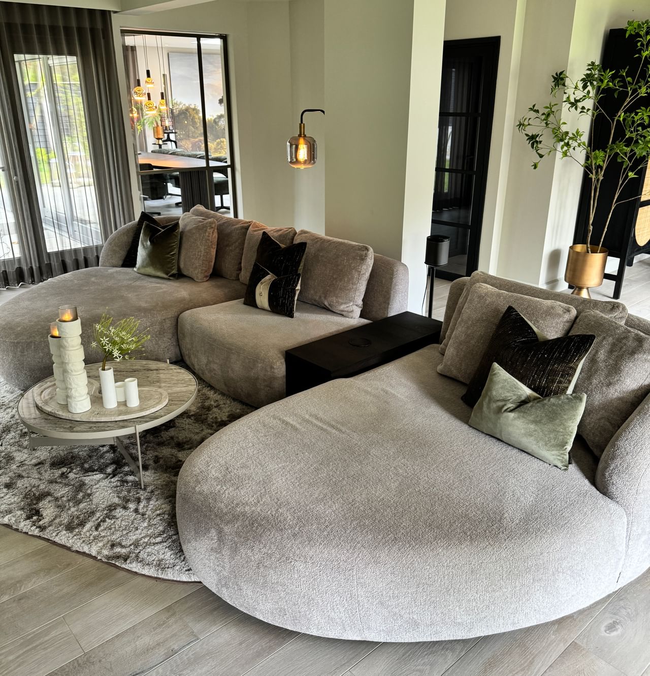 Neem een kijkje in de woonkamer en ontdek de bestseller Medusa!