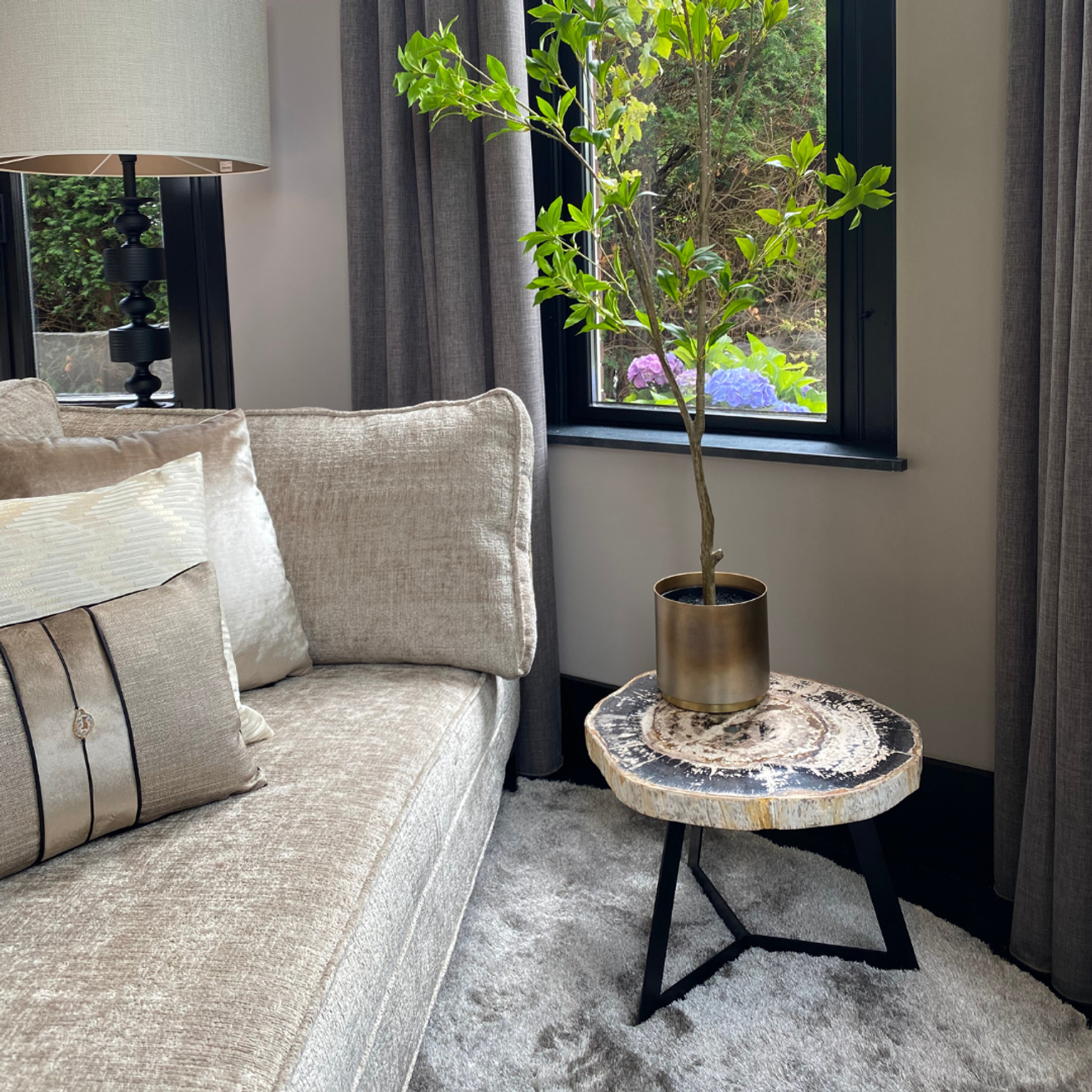 Garung petrified wood coffeetable high black leg