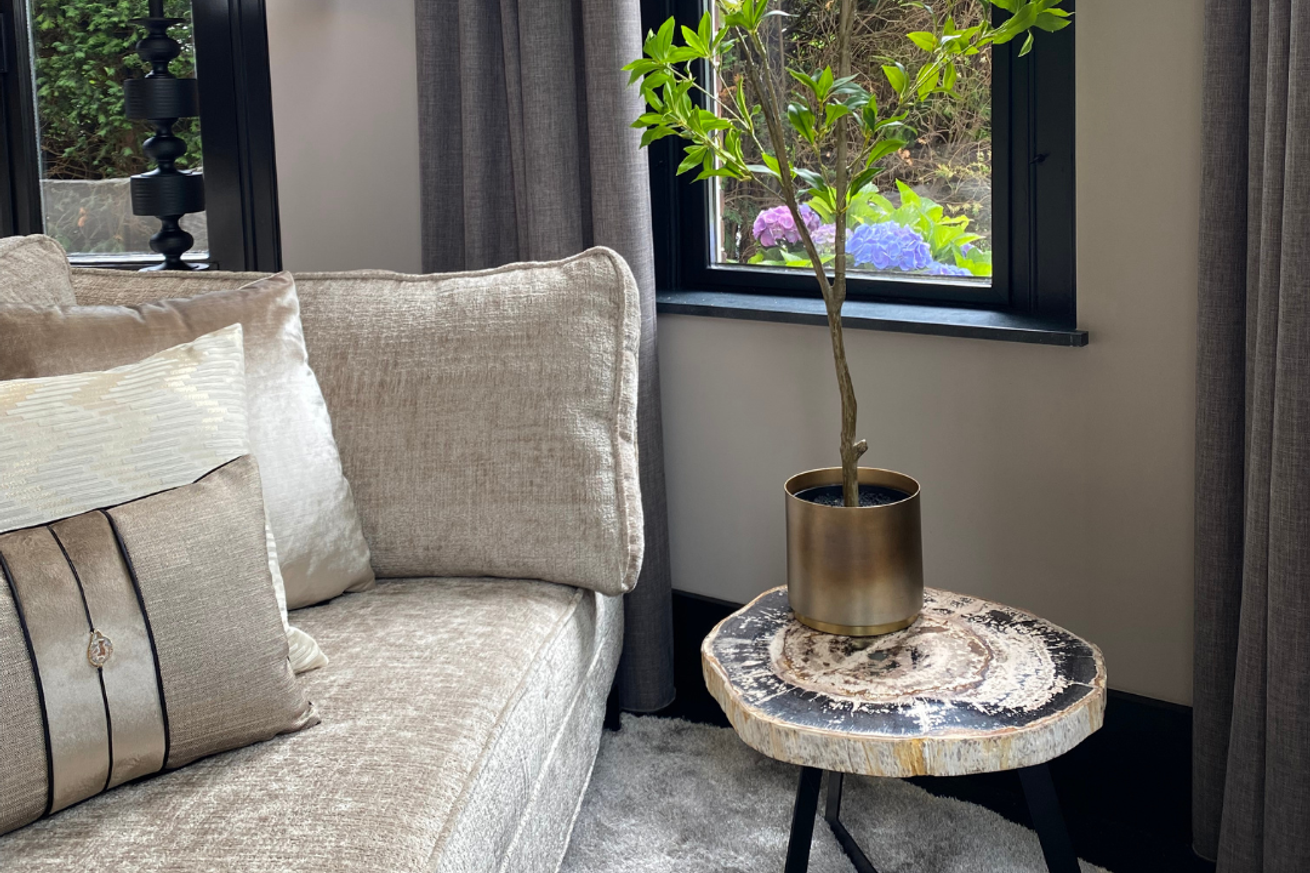 Garung petrified wood coffeetable high black leg