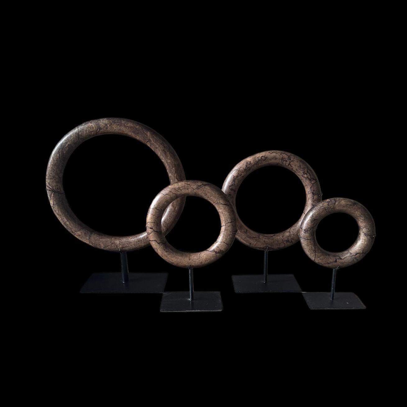 Hanua marble ring on stand sedang