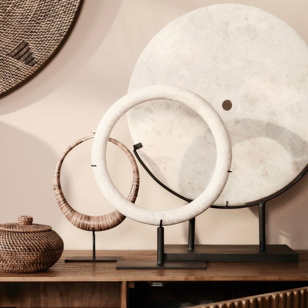 Rawi marble disc on stand (50 cm)