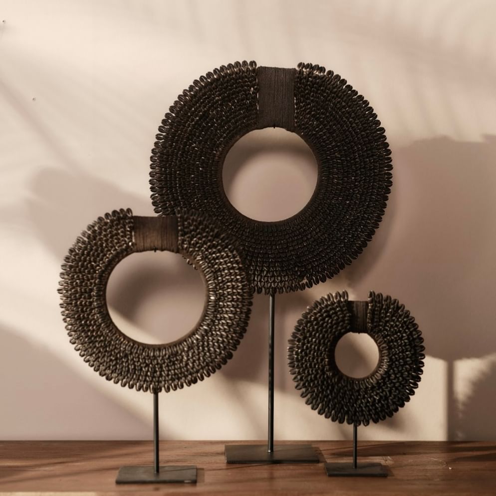 Papua necklace on stand black besar