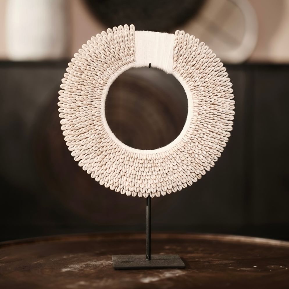 Papua necklace on stand natural sedang