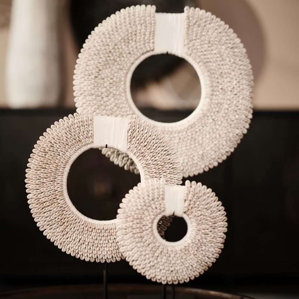 Papua necklace on stand natural kecil 20 cm