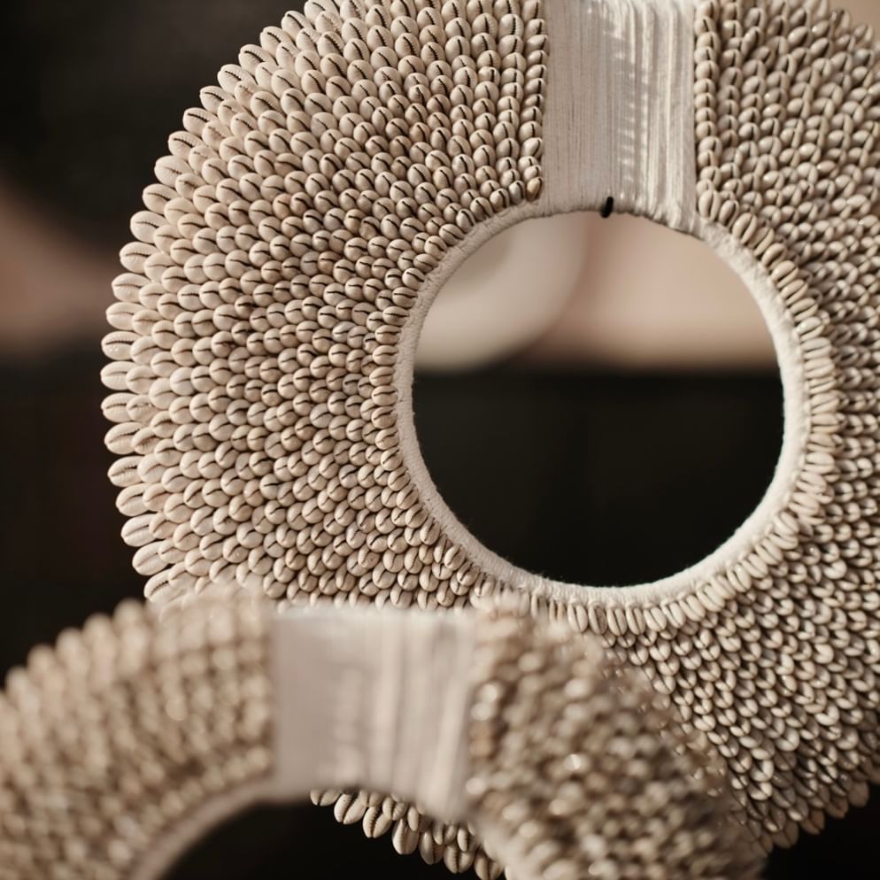 Papua necklace on stand natural kecil 20 cm