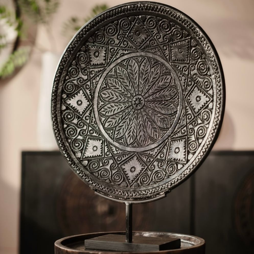 Ruteng palm ornament on stand black