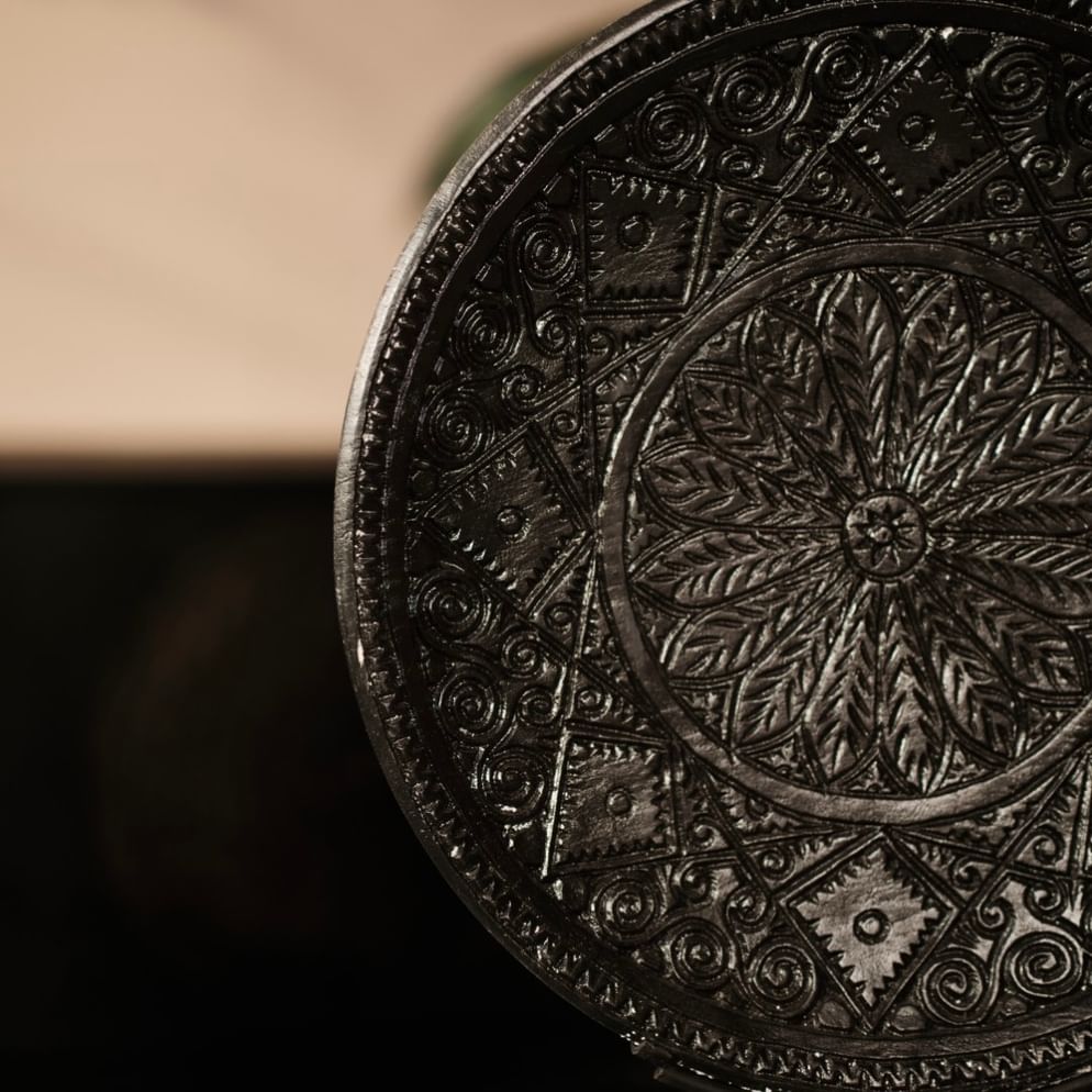 Ruteng palm ornament on stand black