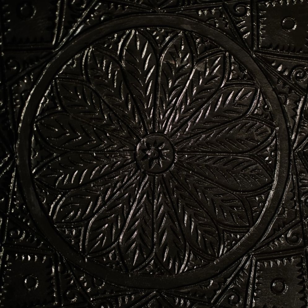 Ruteng palm ornament on stand black