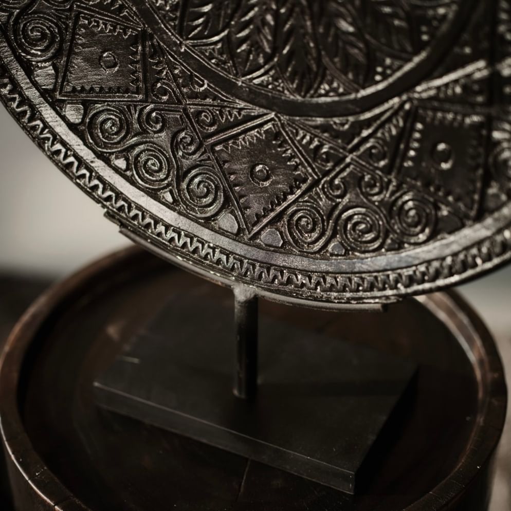 Ruteng palm ornament on stand black