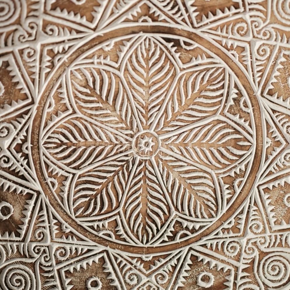 Ramoet palm ornament on stand white