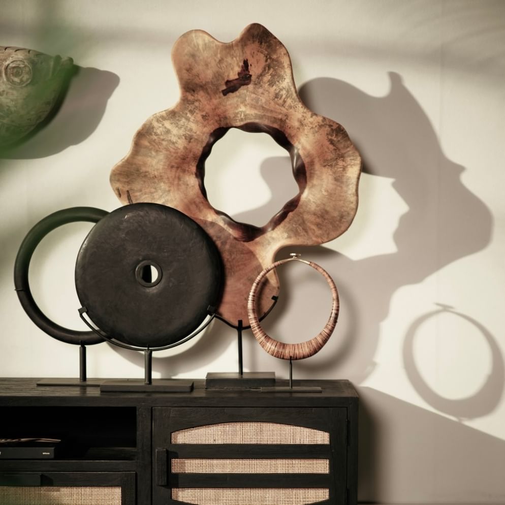 Longsia black stone on stand besar