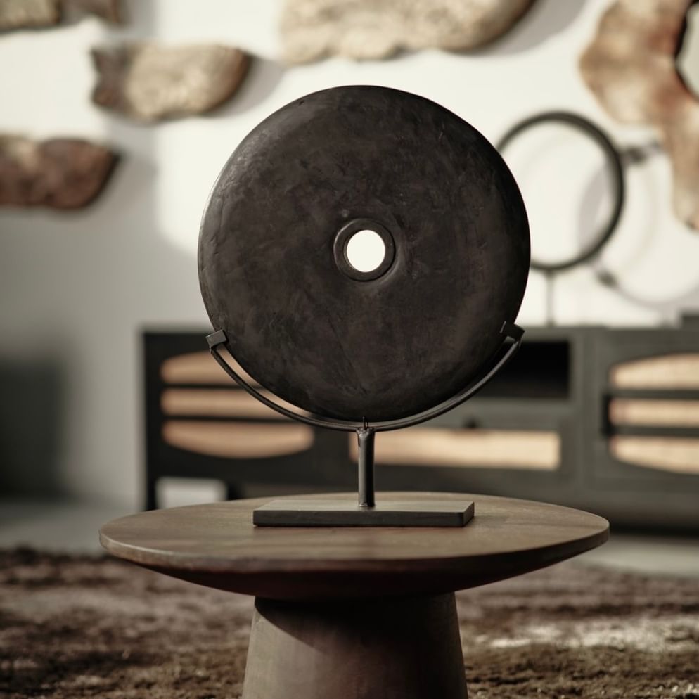 Longsia black stone on stand besar