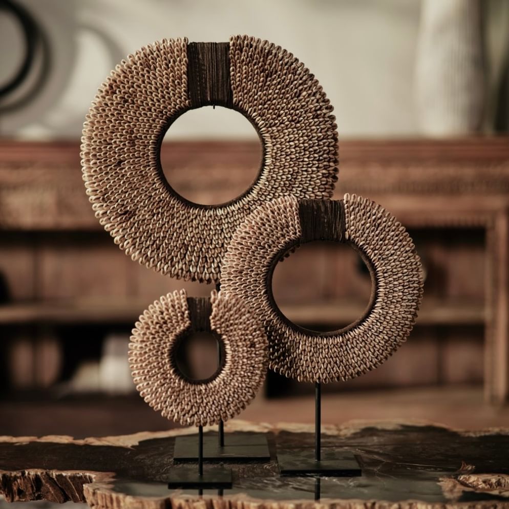 Papua necklace on stand brown sedang 30 cm