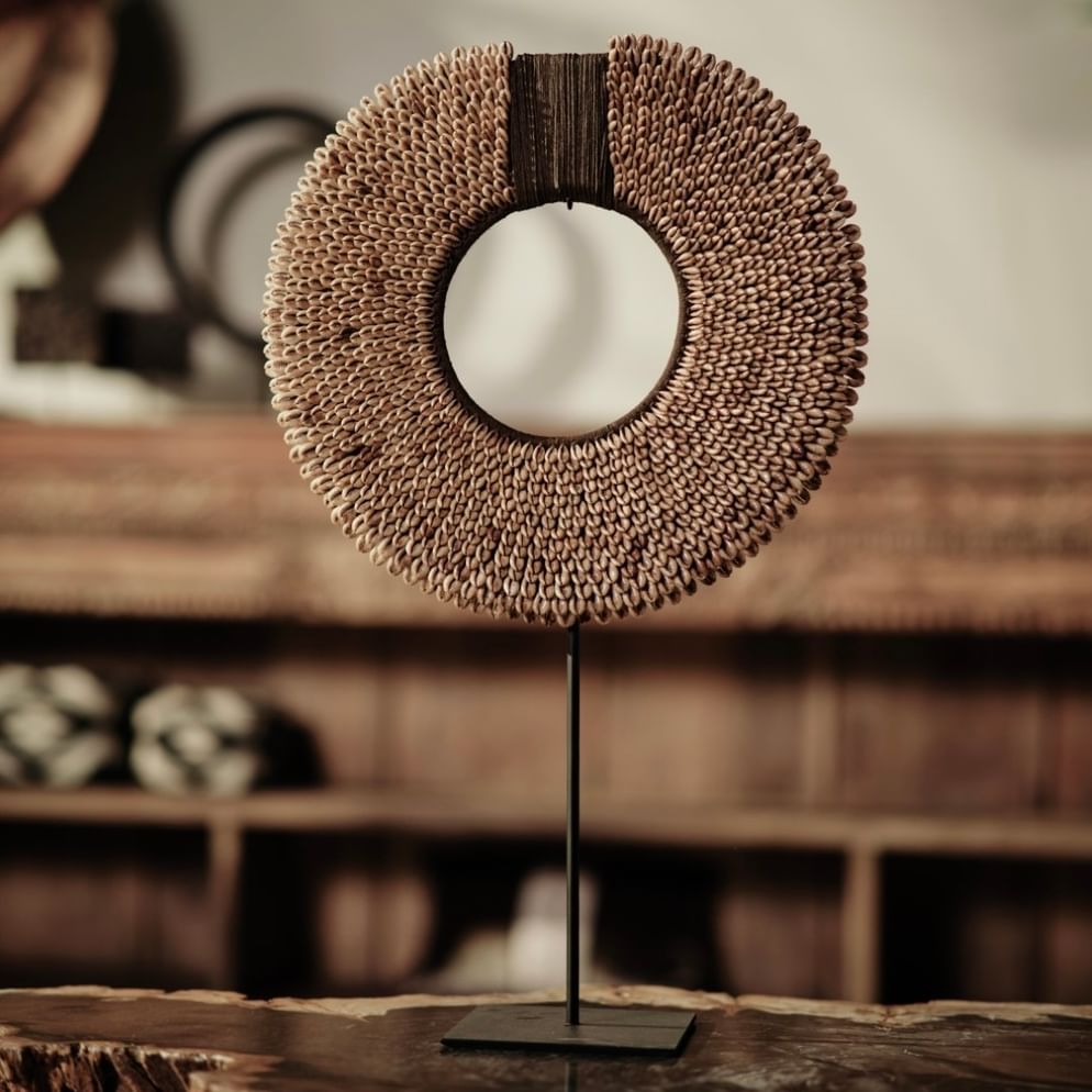 Papua necklace on stand brown besar 40 cm