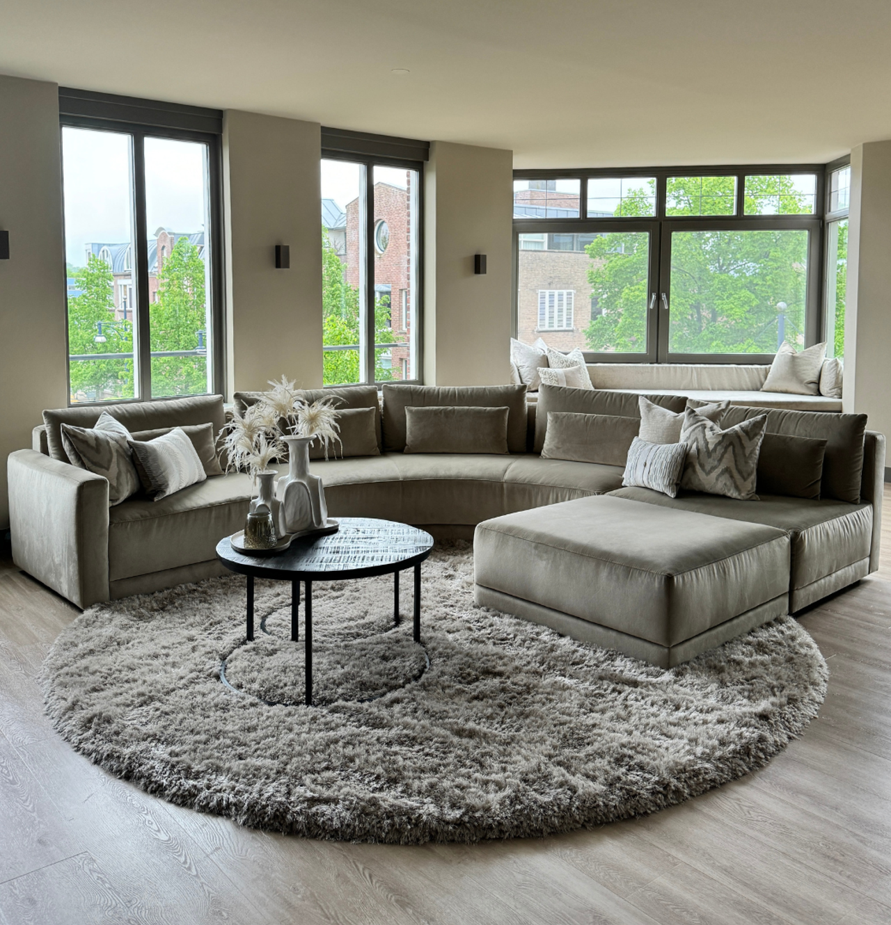 Kijk binnen in dit ruime appartement met een beige interieur