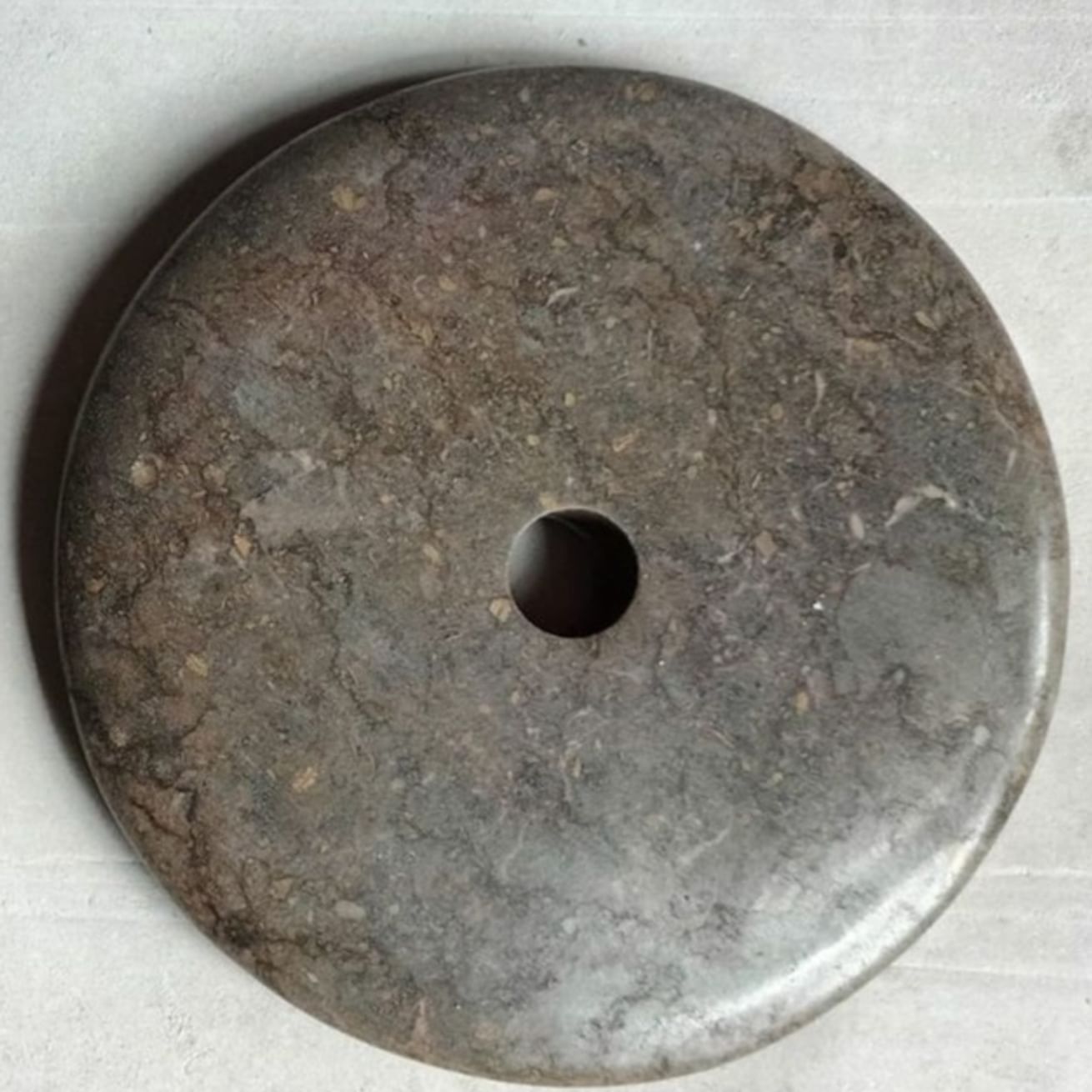 Rawi marble disc on stand (40 cm)