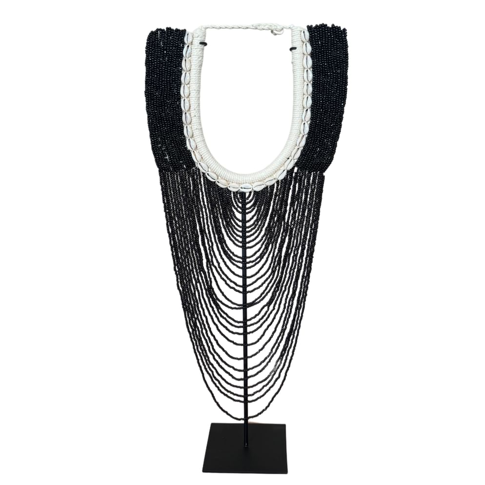 Waroro necklace beads and shell black
