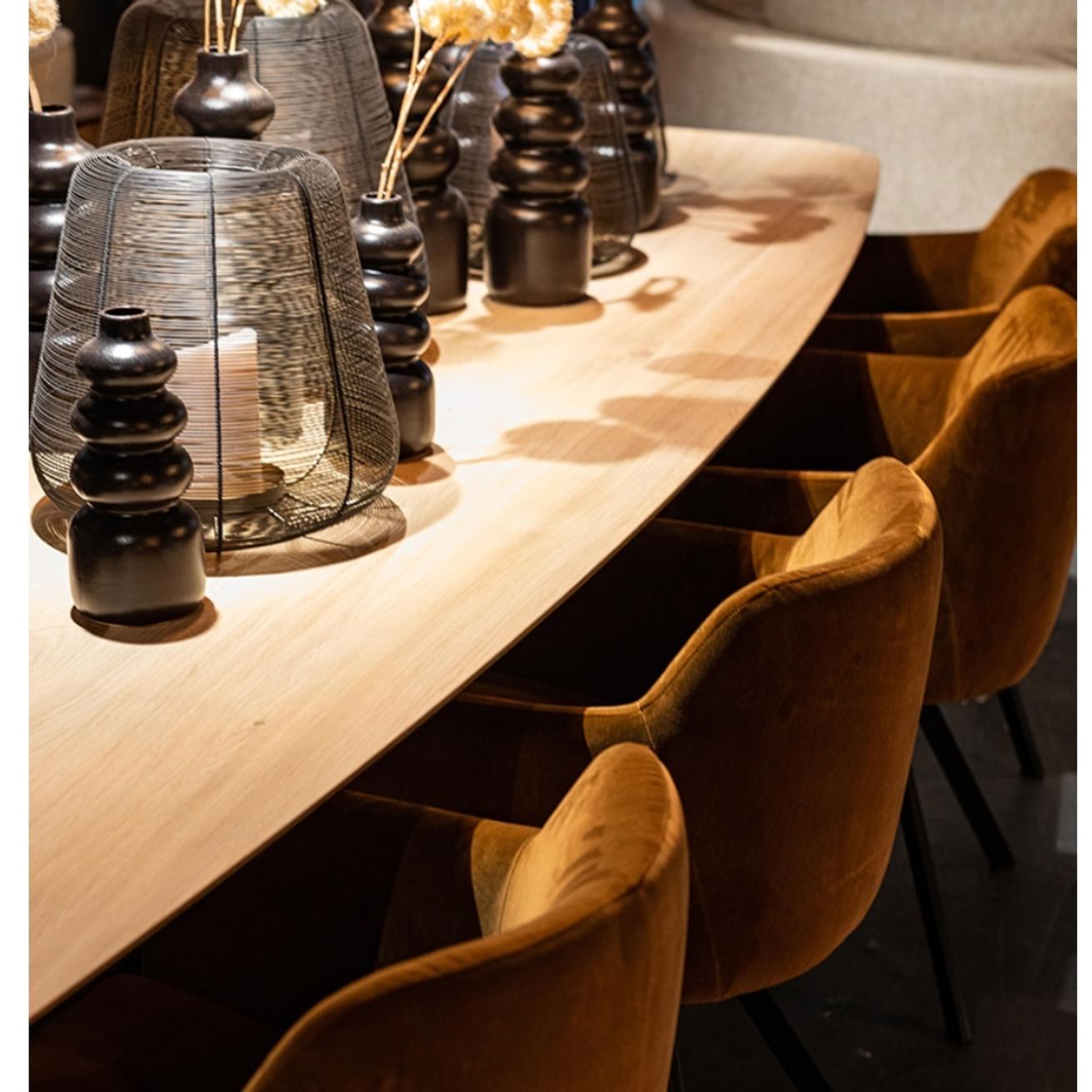 Monk eettafel met rechte planken en poot Lattuh ovaal