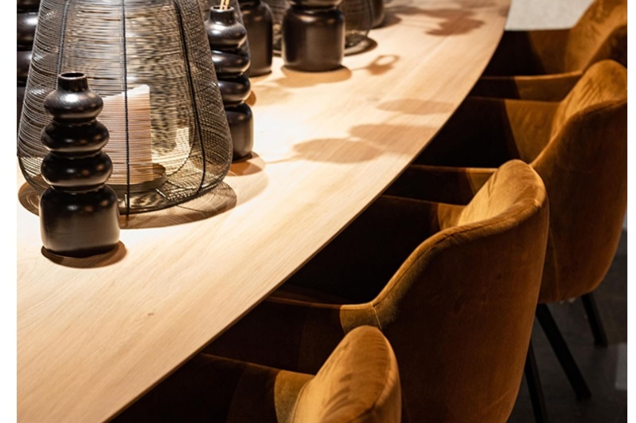 Monk eettafel met rechte planken en poot Lattuh ovaal